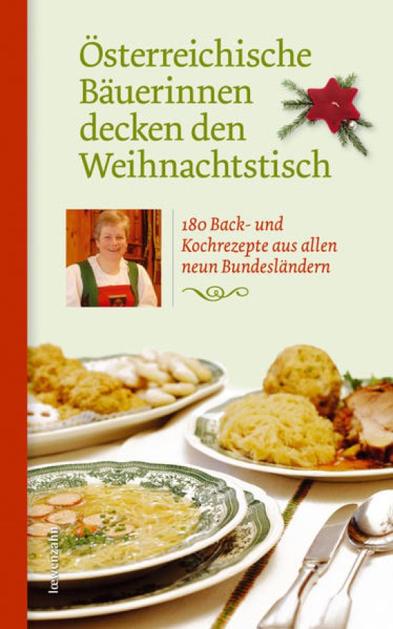 Österreichische Bäuerinnen decken den Weihnachtstisch