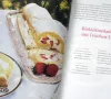 Kochbuch Beeren Himbeerschnitte und Holundereis Rezept Biskuitroulade mit Erdbeeren