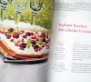 Kochbuch Beeren Himbeerschnitte und Holundereis Rezept Joghurt Kuchen mit Früchten