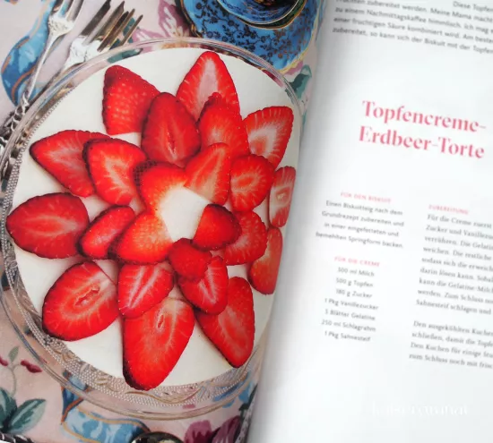 Kochbuch Beeren Himbeerschnitte und Holundereis Rezept Topfencreme Torte mit Erdbeeren