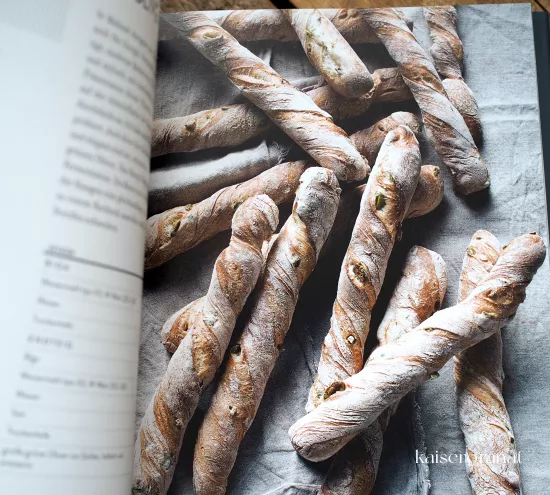 Gutes Brot das Kochbuch von Daniel Leader Rezept fuer Ciabatta Stangen