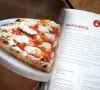 Die Pizza Bibel Kochbuch Rezept fuer Margerita Pizza