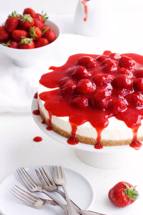 Cheesecake mit Holundersirup und Erdbeeren
